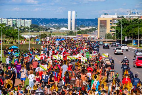 Indígenas do acampamento Terra Livre em ato pela demarcação e contra mineração em terras indígenas na es