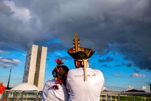 Indígenas em ato pela demarcação e contra mineração em terras indígenas na frente do Congresso Nacional