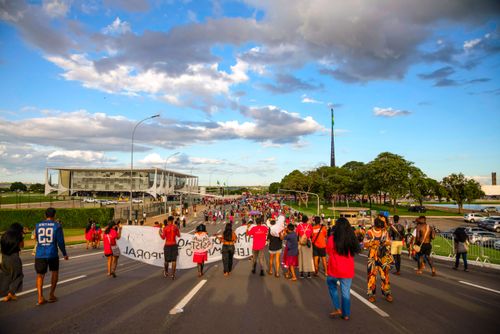 Indígenas do acampamento Terra Livre em ato pela demarcação e contra mineração em terras indígenas na es