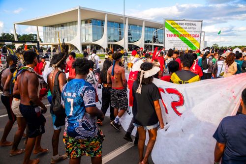 Indígenas em ato pela demarcação e contra mineração em terras indígenas na frente do Palácio do Planalt