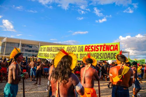 Indígenas em ato pela demarcação e contra mineração em terras indígenas na frente do Palácio do Planalt