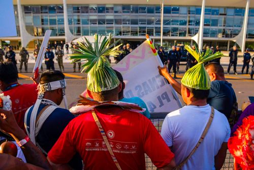 Indígenas em ato pela demarcação e contra mineração em terras indígenas na frente do Palácio do Planalt