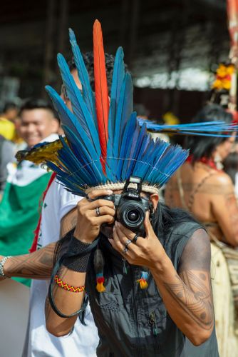 Indígena fotografando ato pela demarcação e contra mineração em terras indígenas no 21º ATL Acampamento