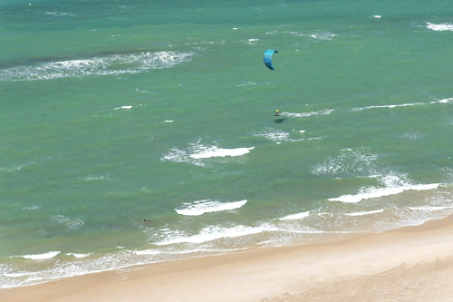 Vista aérea de prática de kitesurf na praia de Canoa Quebrada