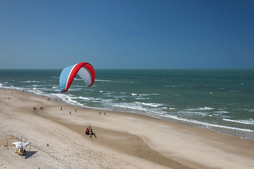 Vôo de parapente na praia de Canoa Quebrada