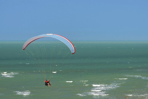 Vôo de parapente na praia de Canoa Quebrada