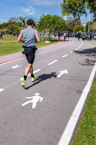 Pessoa fazendo exercício físico em parque