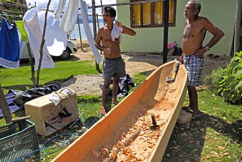 Mestre canoeiro remanescente esculpindo canoa no quintal de sua moradia - Vila de Trindade - 