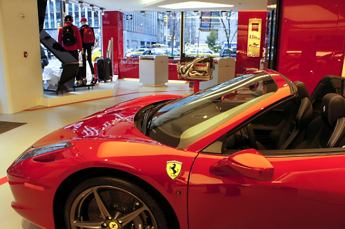 Interior de loja da Ferrari