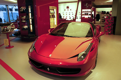 Interior de loja da Ferrari
