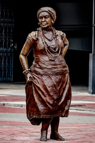 Estátua de Deolinda Madre - Madrinha Eunice - fundou a Escola de Samba Lavapés na Liberdade - obra de Lidia