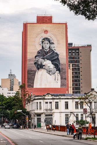 Arte urbana em empena de edifício - obra de Hanna Lucatelli - bairro Liberdade
