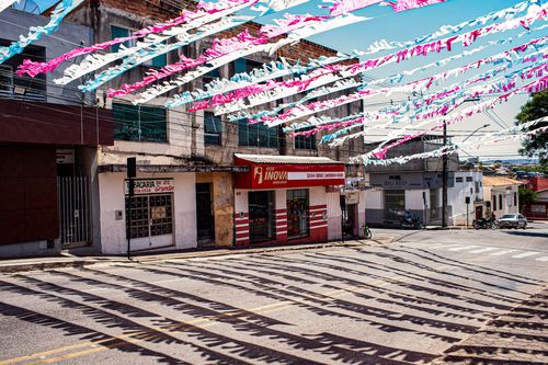 Rua do centro da cidade decorado para 142º Reinado de Nossa Senhora do Rosário com guardas de Congo , Moçam