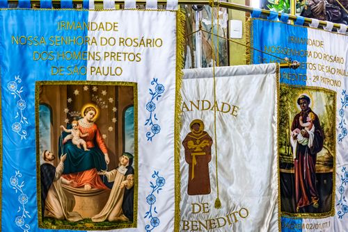 Estandartes de grupos religiosos participantes da celebração dos 300 anos de São Benedito - Largo do Arouch