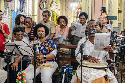 Irmandades na missa em celebração dos 300 anos de São Benedito na Igreja Nossa Senhora do Rosário dos Pret