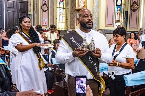 Irmandades na missa em celebração dos 300 anos de São Benedito na Igreja Nossa Senhora do Rosário dos Pret