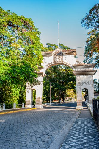 Pórtico da FPV Fábrica Presidente Vargas projetado pelo artísta plástico e escultor Antônio César Dória