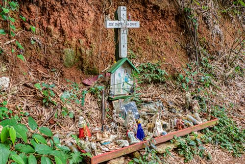 Oratório em memória de falecido na beira de estrada