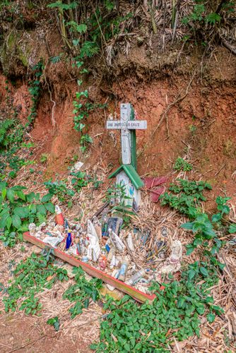 Oratório em memória de falecido na beira de estrada