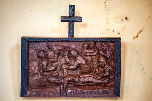 Via sacra esculpida m madeira por Josa/João - Joana da Silva irmão falecido de Ditinho Joana - instalada na
