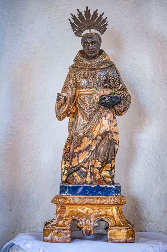 Imagem de São Benedito do século XIX - esculpida em madeira e trabalhada em ouro sobre as vestes pretas na I