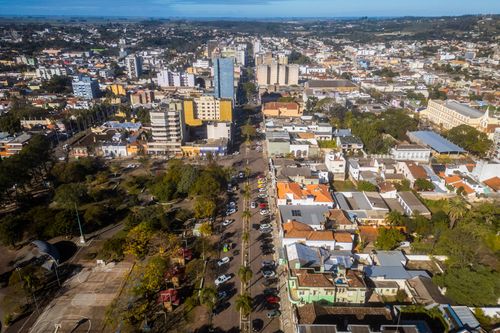 Vista de drone da Praça Esporte e Avenida Sete de Setembro no centro da cidade 