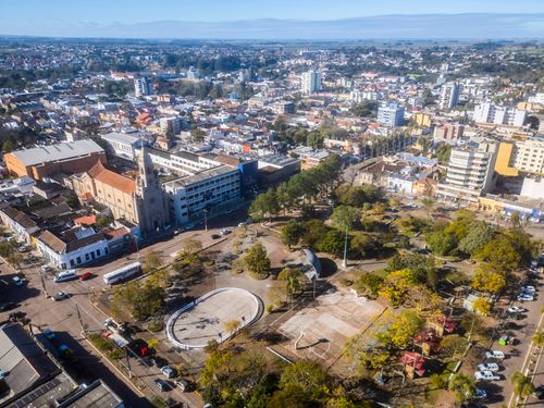 Vista de drone da Praça Esporte e Igreja Matriz Nossa Senhora Auxiliadora no centro da cidade 