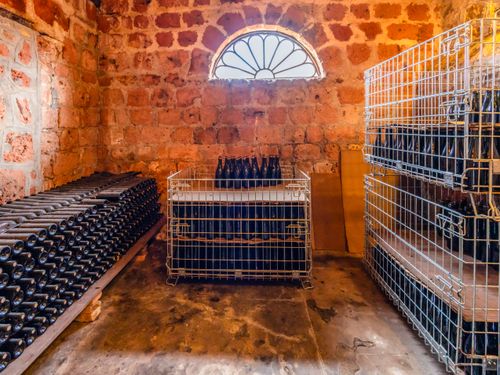Garrafas de vinhos em adega em estância de 1790