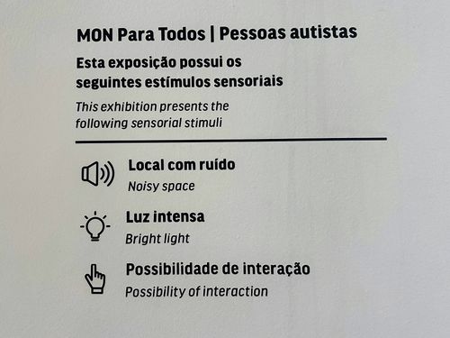 Placa com informações sobre estímulos sensoriais em exposição para pessoas autistas no MON Museu Oscar Ni