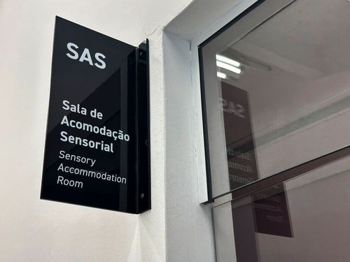 Placa da Sala de Acomodação Sensorial - criada para minimizar possíveis desconfortos causados pelos diferen