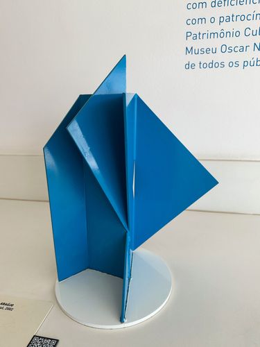 Réplica da obra Estrutura Azul - obra tátil de Emanoel Araújo em exposição no MON Museu Oscar Niemeyer - 