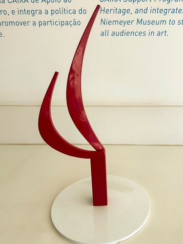 Réplica da obra Forma - obra tátil de Oscar Nermeyer em exposição no MON Museu Oscar Niemeyer - projeto de