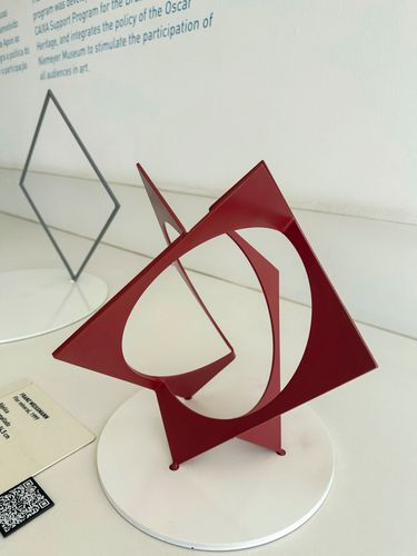 Réplica da obra Flor Mineral - obra tátil dede Franz Weissmann em exposição no MON Museu Oscar Niemeyer -