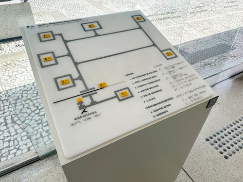 Mapa tátil no MON Museu Oscar Niemeyer - projeto de Oscar Niemeyer - USO SOMENTE MEDIANTE CONSULTA A FUNDAÇÃ