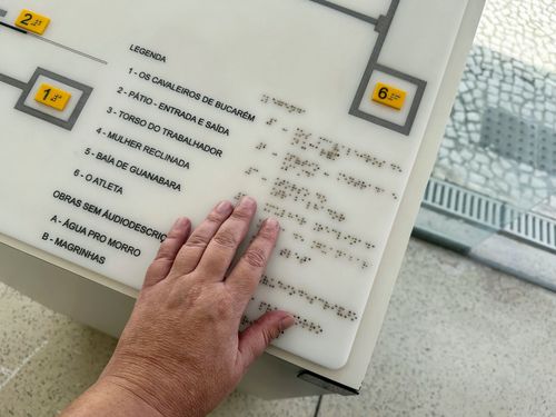 Visitante cego tocando o mapa tátil no MON Museu Oscar Niemeyer - projeto de Oscar Niemeyer - USO SOMENTE MED