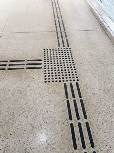 Piso podotátil de acessibilidade para deficientes visuais no MON Museu Oscar Niemeyer - projeto de Oscar Niem