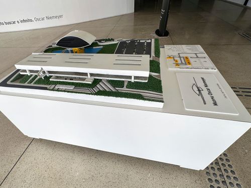Maquete do MON Museu Oscar Niemeyer - projeto de Oscar Niemeyer - USO SOMENTE MEDIANTE CONSULTA A FUNDAÇÃO O