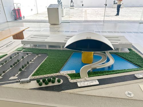 Maquete do MON Museu Oscar Niemeyer - projeto de Oscar Niemeyer - USO SOMENTE MEDIANTE CONSULTA A FUNDAÇÃO O