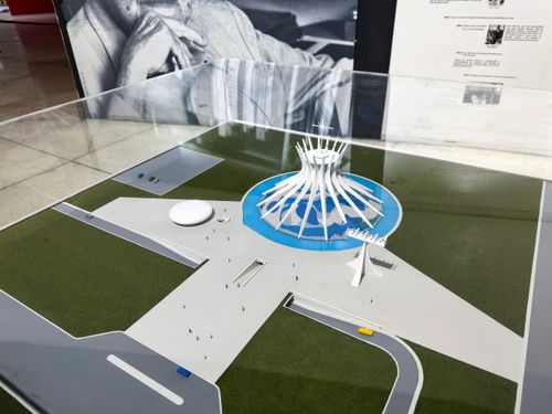 Maquete da Catedral Metropolitana Nossa Senhora Aparecida em Brasília em exposição no MON Museu Oscar Nieme