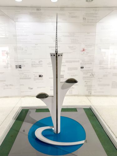Maquete da Torre da TV digital em Brasília em exposição no MON Museu Oscar Niemeyer - projeto de Oscar Niem