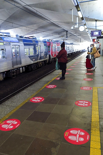 Marcação no solo na estação de trem fazendo o distanciamento entre pessoas - 