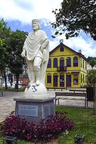 Estátua em homenagem a Giuseppe Garibaldi na Praça Garibaldi - ao fundo Casa de Neni com arquitetura italian