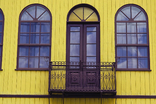 Detalhe de janelas da Casa de Neni com arquitetura típica italiana  - 