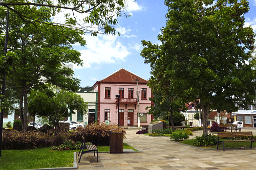 Casa com arquitetura típica italiana - Praça Garibaldi no primeiro plano - 