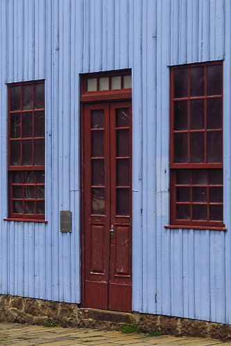 Detalhe de janelas e porta de casa com arquitetura típica italiana -