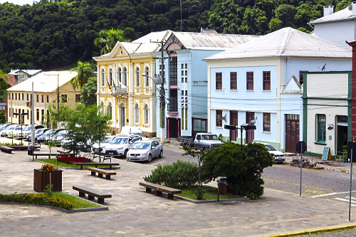 Prefeitura Municipal a esquerda e casas com arquitetura típica italiana - Praça Garibaldi - 