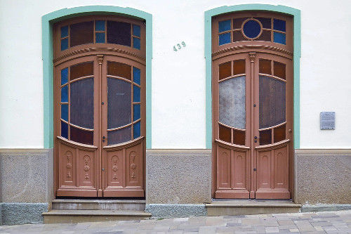Detalhe de portas de casas com arquitetura típica italiana  - 