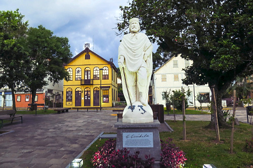 Estátua em homenagem a Giuseppe Garibaldi na Praça Garibaldi - ao fundo Casa de Neni com arquitetura italian