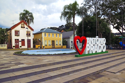 Letreiro eu amo Antônio Prado na na Praça Garibaldi - ao fundo casas com arquitetura típica italiana - 