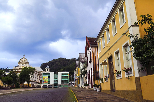 Casas com arquitetura típica italiana - a esquerda Igreja Matriz Sagrado Coração de Jesus - 